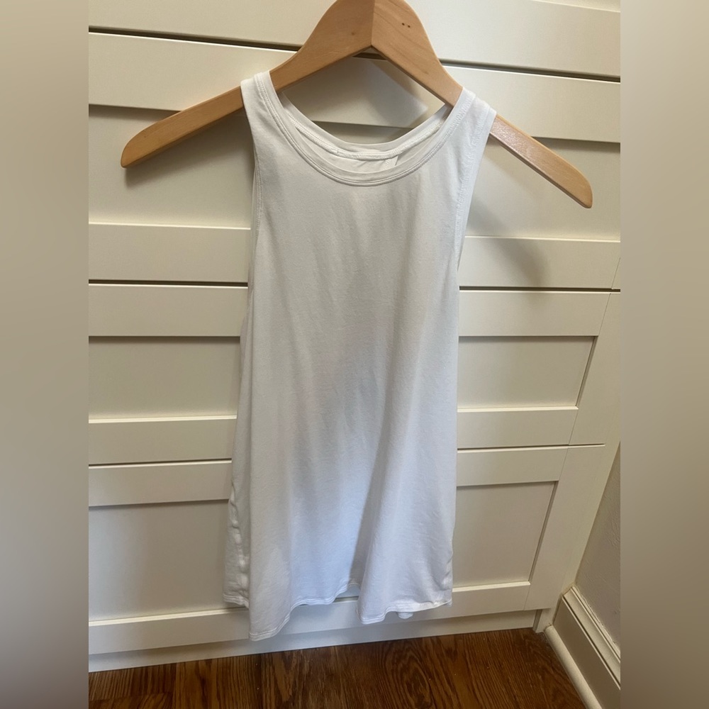 Lululemon white tank w open back ( to tie or leave open )